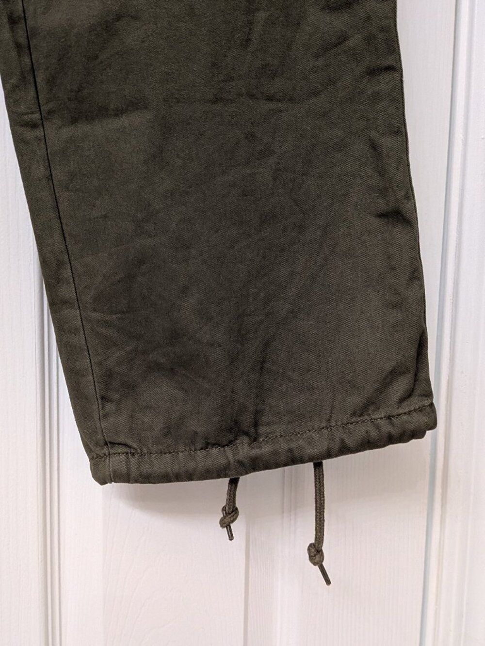 Levi's Women's Mid-Rise 94's Baggy Jeans Cargo in Army Green | 27x30 - Picture 5 of 9